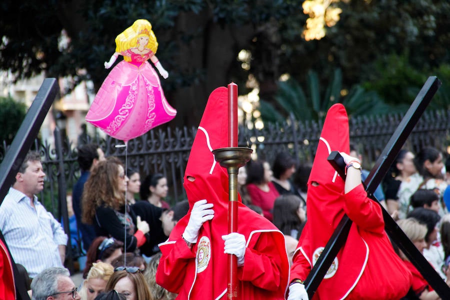 La multitudinaria procesión que partió de la parroquia de El Carmen convocó en la ciudad a miles de fieles para vibrar ante el cortejo más huertano