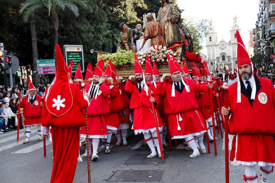 La multitudinaria procesión que partió de la parroquia de El Carmen convocó en la ciudad a miles de fieles para vibrar ante el cortejo más huertano