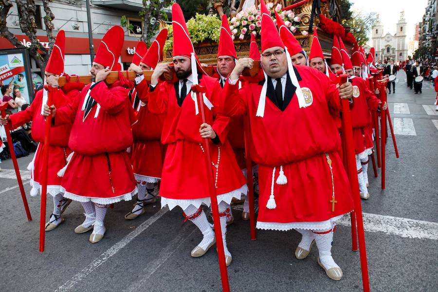 La multitudinaria procesión que partió de la parroquia de El Carmen convocó en la ciudad a miles de fieles para vibrar ante el cortejo más huertano