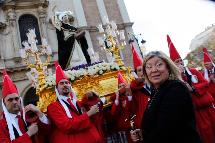 La multitudinaria procesión que partió de la parroquia de El Carmen convocó en la ciudad a miles de fieles para vibrar ante el cortejo más huertano