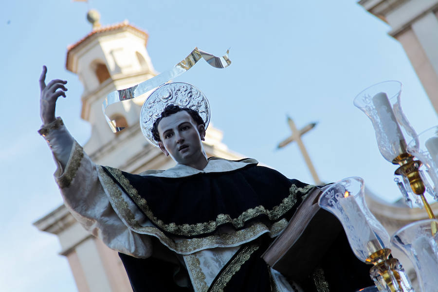 La multitudinaria procesión que partió de la parroquia de El Carmen convocó en la ciudad a miles de fieles para vibrar ante el cortejo más huertano