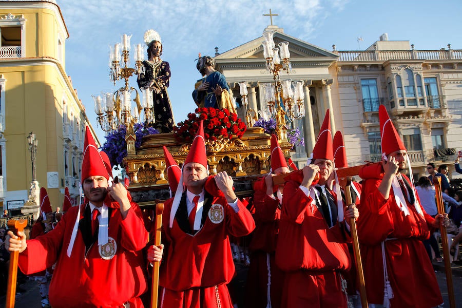 La multitudinaria procesión que partió de la parroquia de El Carmen convocó en la ciudad a miles de fieles para vibrar ante el cortejo más huertano