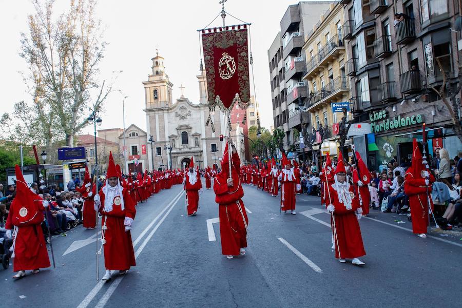 La multitudinaria procesión que partió de la parroquia de El Carmen convocó en la ciudad a miles de fieles para vibrar ante el cortejo más huertano