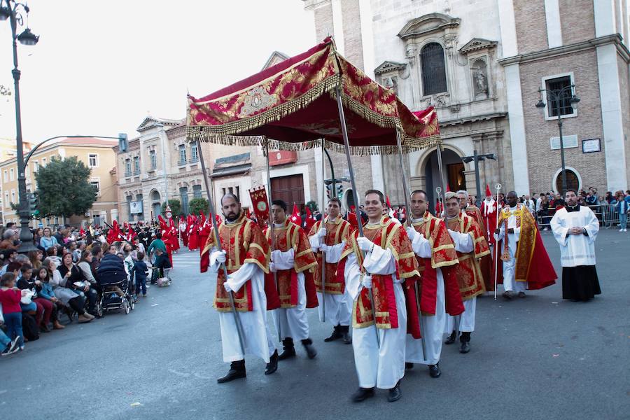 La multitudinaria procesión que partió de la parroquia de El Carmen convocó en la ciudad a miles de fieles para vibrar ante el cortejo más huertano