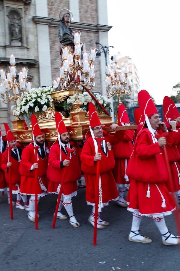 La multitudinaria procesión que partió de la parroquia de El Carmen convocó en la ciudad a miles de fieles para vibrar ante el cortejo más huertano