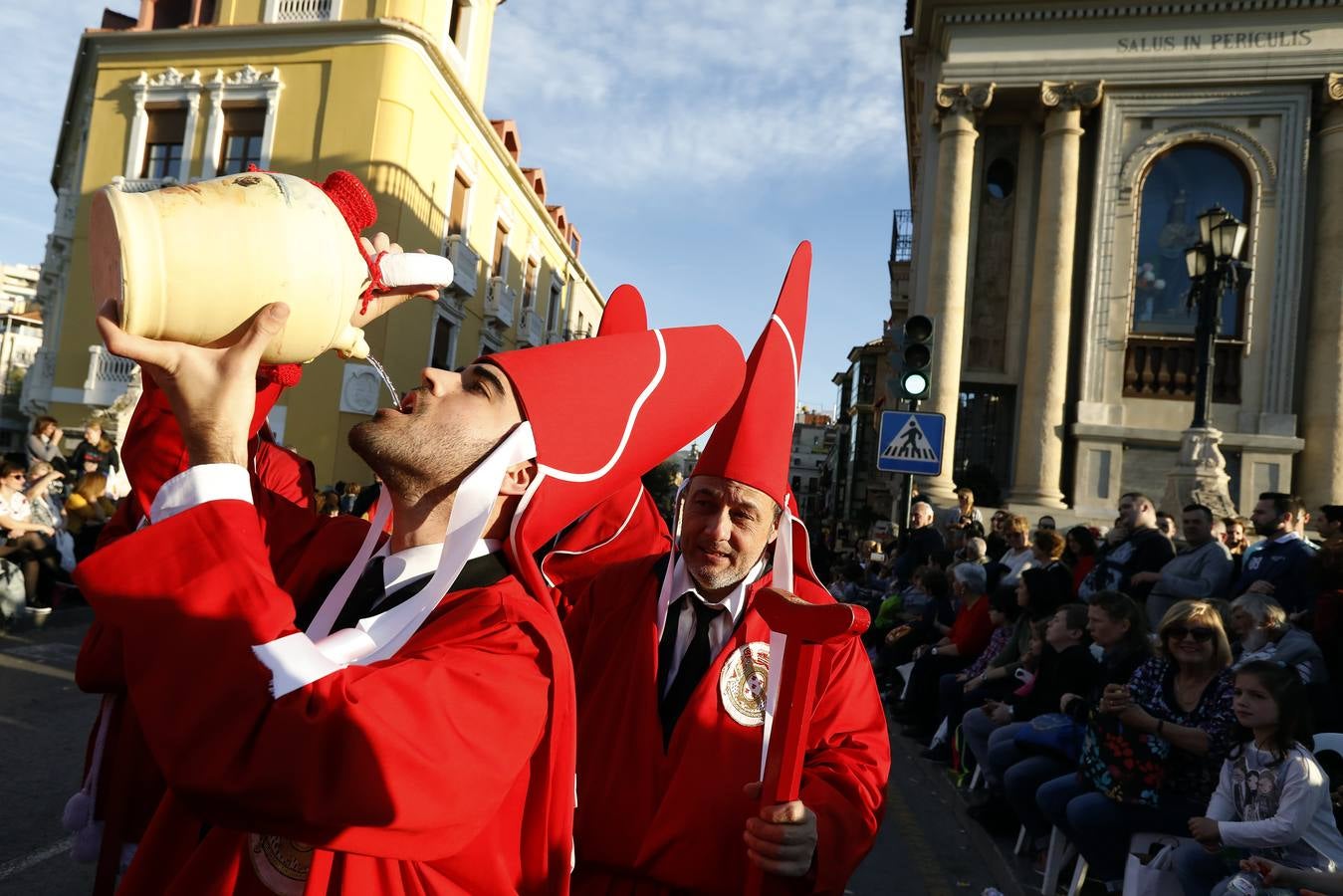 La multitudinaria procesión que partió de la parroquia de El Carmen convocó en la ciudad a miles de fieles para vibrar ante el cortejo más huertano