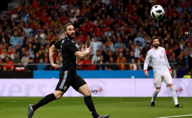 Higuaín marró la ocasión más clara de Argentina antes del gol de Otamendi. 