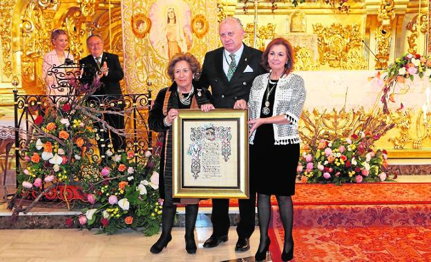 La homenajeada María José Ruiz Cervera con Lázaro Soto y Mari Carmen Gallego, anoche.