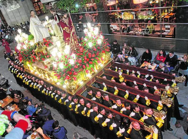 Los portapasos del grupo escultórico de La Sentencia, anoche con el trono por la calle Cañón, durante la procesión california.