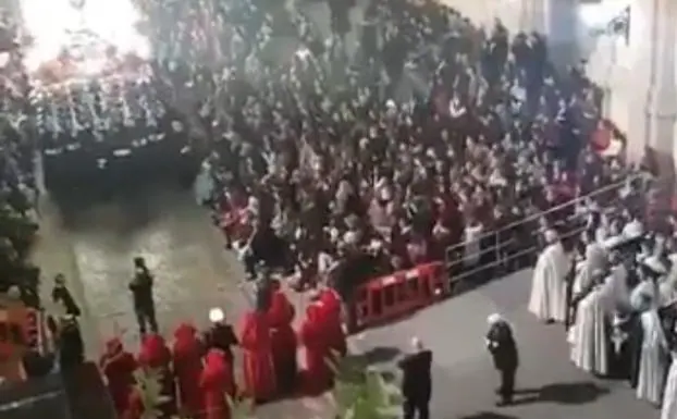 Momento del minuto de silencio en honor del joven fallecido. 