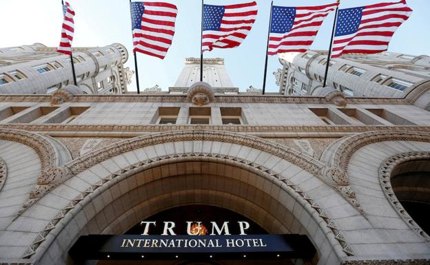 Entrada de un hotel de Donald Trump. 