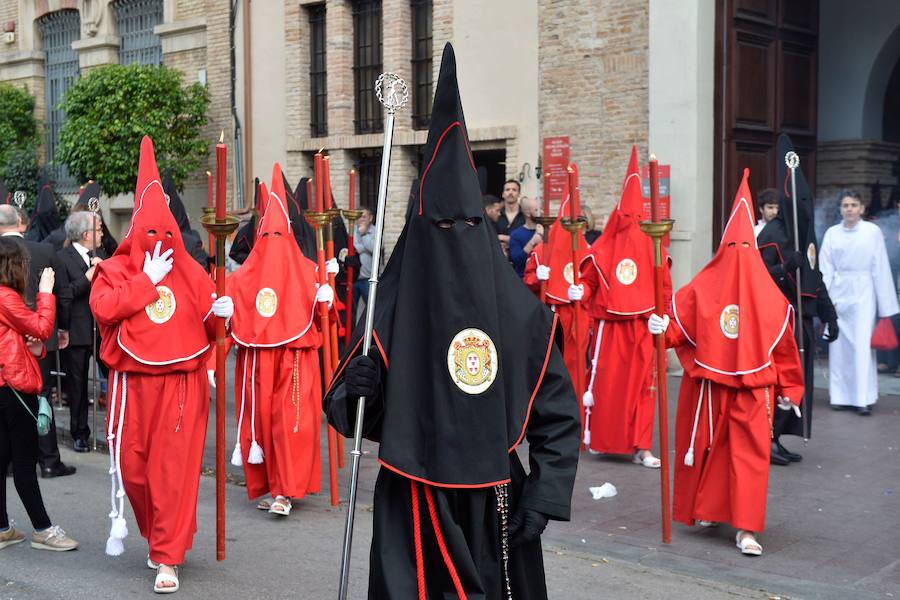 Los nazarenos portaron las imágenes por el centro de la ciudad