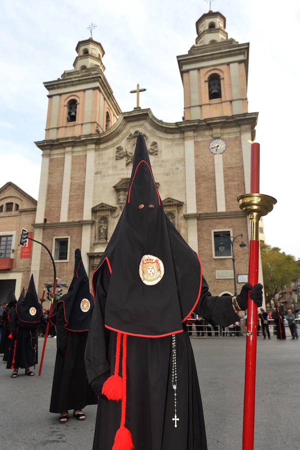 Los nazarenos portaron las imágenes por el centro de la ciudad