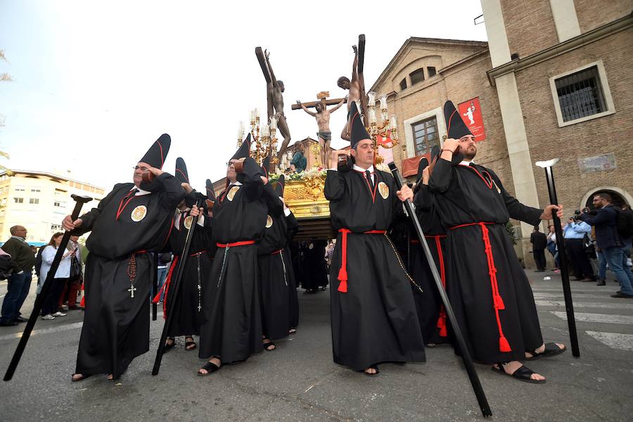 Los nazarenos portaron las imágenes por el centro de la ciudad