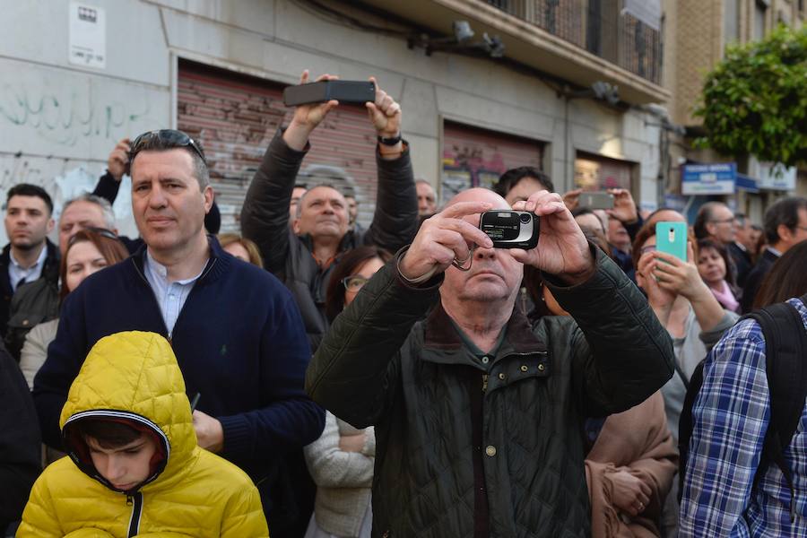 Las agradables temperaturas animaron a miles de personas a presenciar el cortejo. No faltaron autoridades como el presidente de la Comunidad, Fernando López Miras, o el obispo Lorca Planes