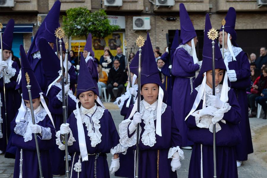 En una mañana de primavera, los nazarenos 'moraos' volvieron a convertir la ciudad de Murcia en un auténtico museo al aire libre. Las agradables temperaturas animaron a miles de personas a presenciar el cortejo.