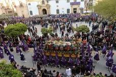 En una mañana de primavera, los nazarenos 'moraos' volvieron a convertir la ciudad de Murcia en un auténtico museo al aire libre. Las agradables temperaturas animaron a miles de personas a presenciar el cortejo.