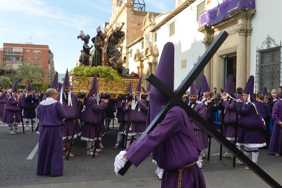 En una mañana de primavera, los nazarenos 'moraos' volvieron a convertir la ciudad de Murcia en un auténtico museo al aire libre. Las agradables temperaturas animaron a miles de personas a presenciar el cortejo.