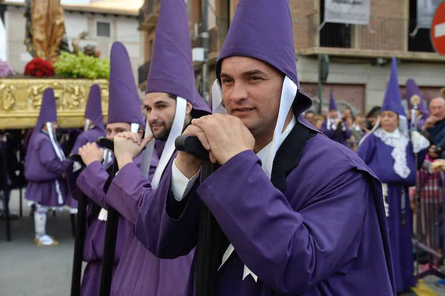 En una mañana de primavera, los nazarenos 'moraos' volvieron a convertir la ciudad de Murcia en un auténtico museo al aire libre. Las agradables temperaturas animaron a miles de personas a presenciar el cortejo.