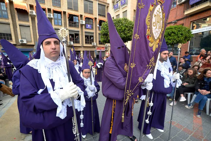 En una mañana de primavera, los nazarenos 'moraos' volvieron a convertir la ciudad de Murcia en un auténtico museo al aire libre. Las agradables temperaturas animaron a miles de personas a presenciar el cortejo.