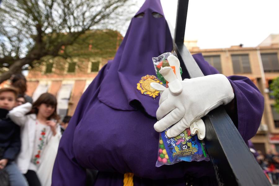 En una mañana de primavera, los nazarenos 'moraos' volvieron a convertir la ciudad de Murcia en un auténtico museo al aire libre. Las agradables temperaturas animaron a miles de personas a presenciar el cortejo.