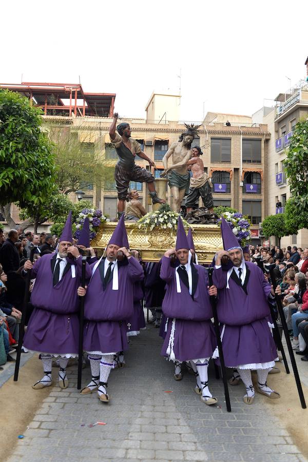 En una mañana de primavera, los nazarenos 'moraos' volvieron a convertir la ciudad de Murcia en un auténtico museo al aire libre. Las agradables temperaturas animaron a miles de personas a presenciar el cortejo.