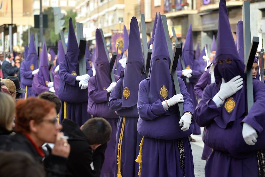 En una mañana de primavera, los nazarenos 'moraos' volvieron a convertir la ciudad de Murcia en un auténtico museo al aire libre. Las agradables temperaturas animaron a miles de personas a presenciar el cortejo.