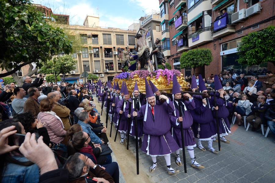 En una mañana de primavera, los nazarenos 'moraos' volvieron a convertir la ciudad de Murcia en un auténtico museo al aire libre. Las agradables temperaturas animaron a miles de personas a presenciar el cortejo.