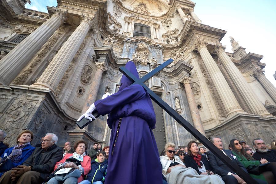 En una mañana de primavera, los nazarenos 'moraos' volvieron a convertir la ciudad de Murcia en un auténtico museo al aire libre. Las agradables temperaturas animaron a miles de personas a presenciar el cortejo.