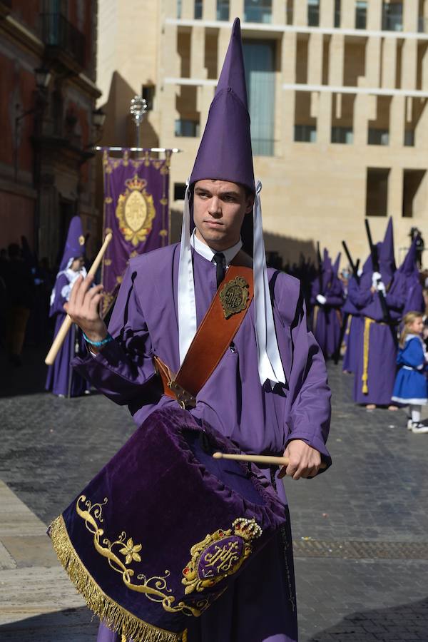 En una mañana de primavera, los nazarenos 'moraos' volvieron a convertir la ciudad de Murcia en un auténtico museo al aire libre. Las agradables temperaturas animaron a miles de personas a presenciar el cortejo.