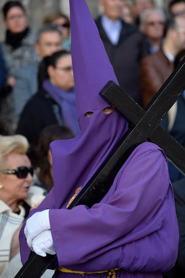 En una mañana de primavera, los nazarenos 'moraos' volvieron a convertir la ciudad de Murcia en un auténtico museo al aire libre. Las agradables temperaturas animaron a miles de personas a presenciar el cortejo.