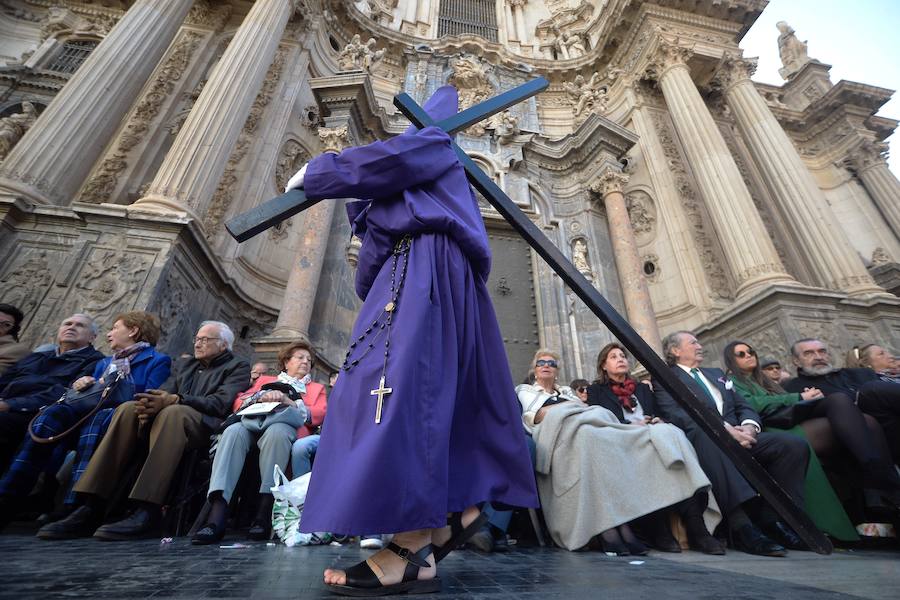 En una mañana de primavera, los nazarenos 'moraos' volvieron a convertir la ciudad de Murcia en un auténtico museo al aire libre. Las agradables temperaturas animaron a miles de personas a presenciar el cortejo.