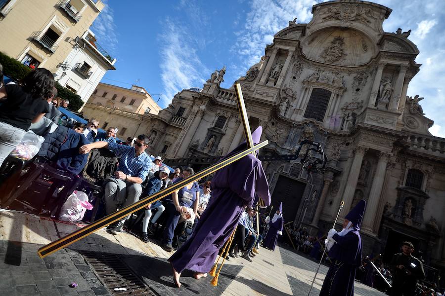 En una mañana de primavera, los nazarenos 'moraos' volvieron a convertir la ciudad de Murcia en un auténtico museo al aire libre. Las agradables temperaturas animaron a miles de personas a presenciar el cortejo.