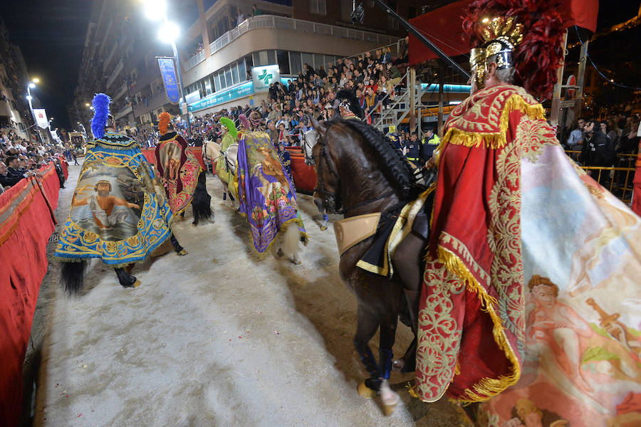 Los azules sacaron siete carros de seis caballos y los blancos tres de ocho, uno de seis, otro de cinco y dos más de guerra