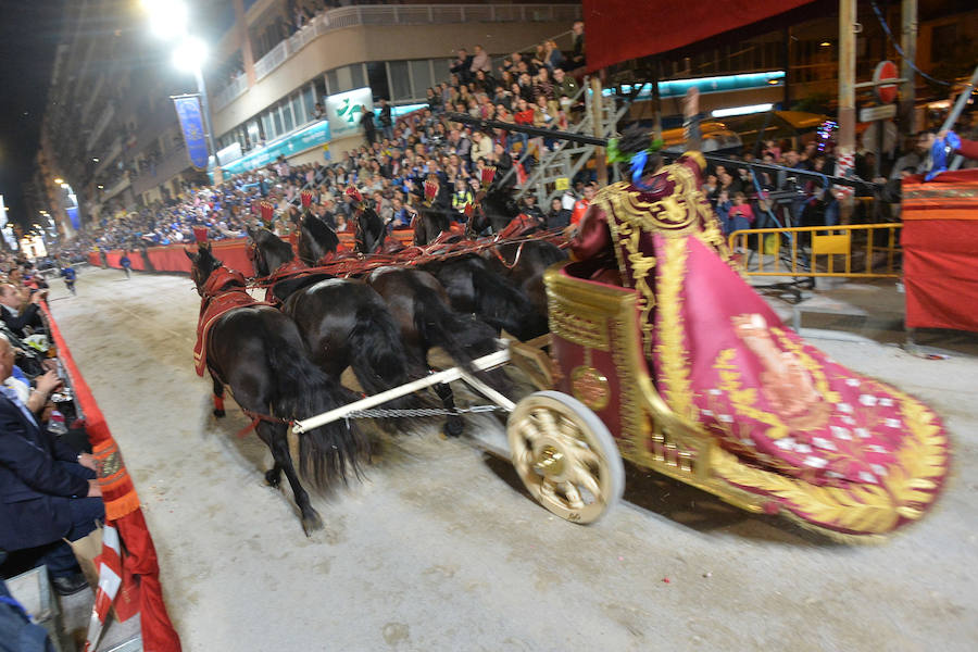 Los azules sacaron siete carros de seis caballos y los blancos tres de ocho, uno de seis, otro de cinco y dos más de guerra