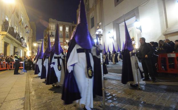 Los nazarenos salen de la iglesia de Santa María de Gracia