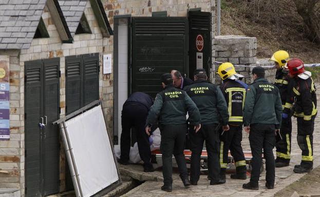 Efectivos de la Guardia Civil y Bomberos retiran el cuerpo de la fallecida. 