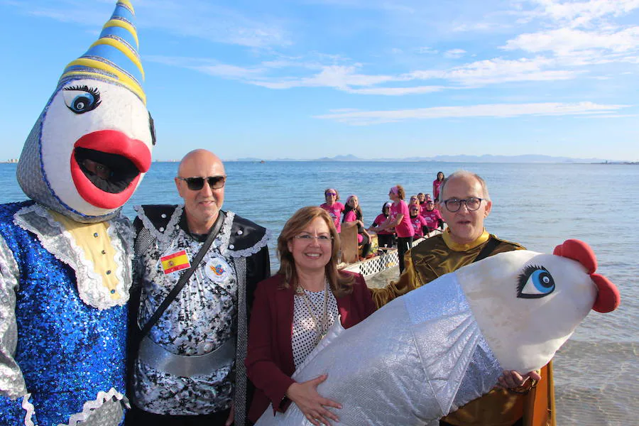 Llega a San Pedro del Pinatar a bordo de un dragón-boat tripulado por el equipo BCS Flamenco Rosa, compuesto por mujeres de la localidad que han superado un cáncer. Las calles de la localidad acogen después un pasacalles