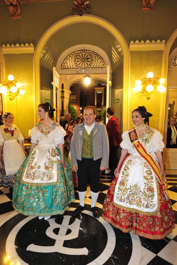 El periodista Alberto Castillo leyó el pregón de las Fiestas de Primavera, en el que dio protagonismo al río y a la torre de la Catedral Las Reinas de la Huerta 2018, Laura Navarro Lizán y la niña Alba Ros Ruiz, fueron coronadas de azahar