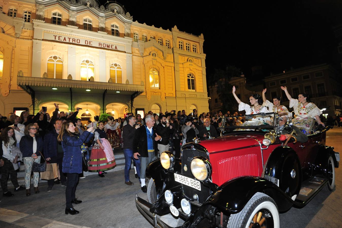 El periodista Alberto Castillo leyó el pregón de las Fiestas de Primavera, en el que dio protagonismo al río y a la torre de la Catedral Las Reinas de la Huerta 2018, Laura Navarro Lizán y la niña Alba Ros Ruiz, fueron coronadas de azahar