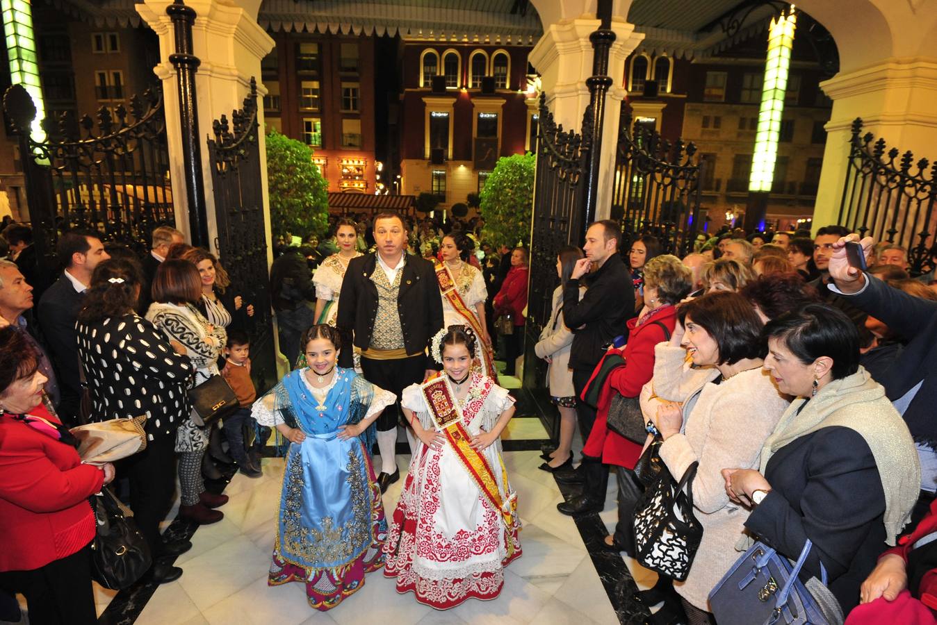 El periodista Alberto Castillo leyó el pregón de las Fiestas de Primavera, en el que dio protagonismo al río y a la torre de la Catedral Las Reinas de la Huerta 2018, Laura Navarro Lizán y la niña Alba Ros Ruiz, fueron coronadas de azahar