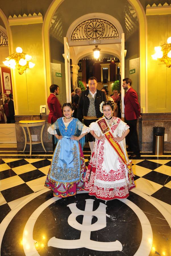 El periodista Alberto Castillo leyó el pregón de las Fiestas de Primavera, en el que dio protagonismo al río y a la torre de la Catedral Las Reinas de la Huerta 2018, Laura Navarro Lizán y la niña Alba Ros Ruiz, fueron coronadas de azahar