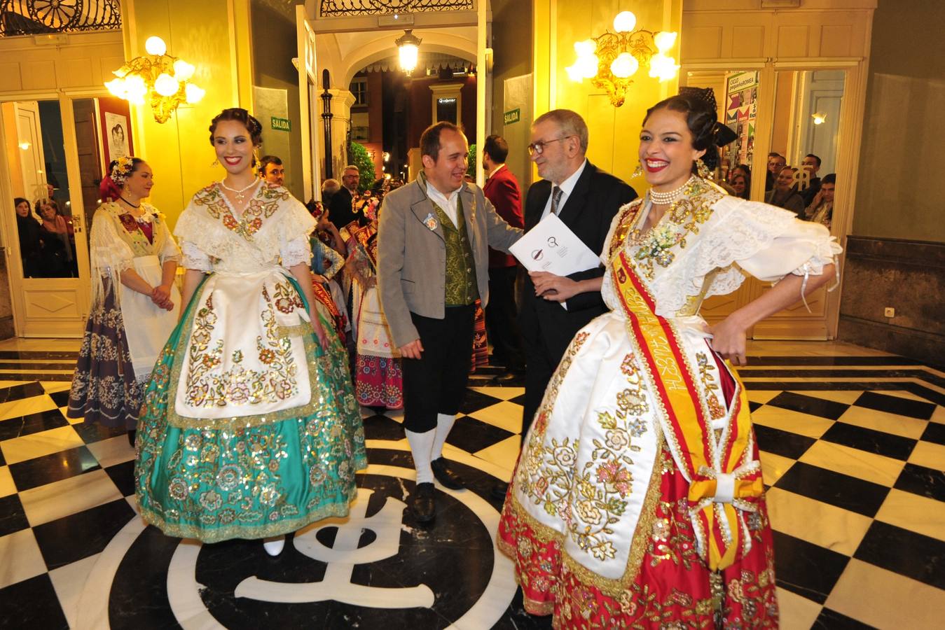 El periodista Alberto Castillo leyó el pregón de las Fiestas de Primavera, en el que dio protagonismo al río y a la torre de la Catedral Las Reinas de la Huerta 2018, Laura Navarro Lizán y la niña Alba Ros Ruiz, fueron coronadas de azahar