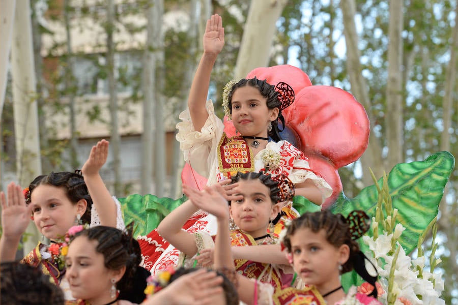 Un total de 300 personas y 17 grupos participaron en la tarde de este domingo en el cortejo de los pequeños huertanos, aperitivo del gran desfile del próximo martes