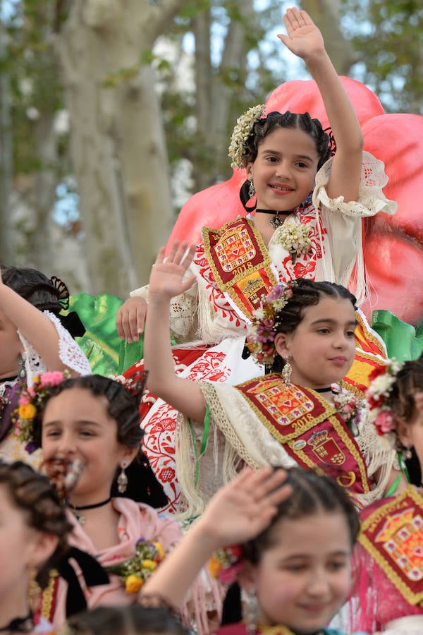 Un total de 300 personas y 17 grupos participaron en la tarde de este domingo en el cortejo de los pequeños huertanos, aperitivo del gran desfile del próximo martes