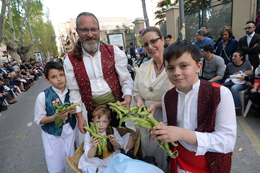 Un total de 300 personas y 17 grupos participaron en la tarde de este domingo en el cortejo de los pequeños huertanos, aperitivo del gran desfile del próximo martes