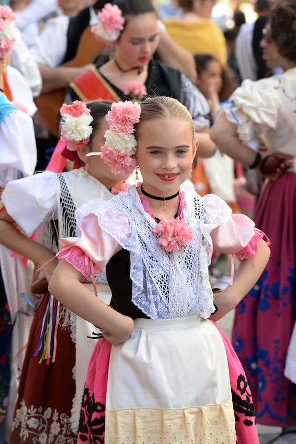 Un total de 300 personas y 17 grupos participaron en la tarde de este domingo en el cortejo de los pequeños huertanos, aperitivo del gran desfile del próximo martes