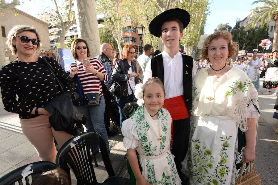 Un total de 300 personas y 17 grupos participaron en la tarde de este domingo en el cortejo de los pequeños huertanos, aperitivo del gran desfile del próximo martes