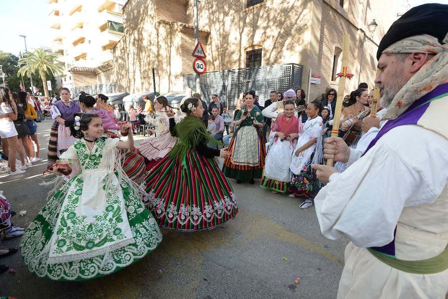 Un total de 300 personas y 17 grupos participaron en la tarde de este domingo en el cortejo de los pequeños huertanos, aperitivo del gran desfile del próximo martes