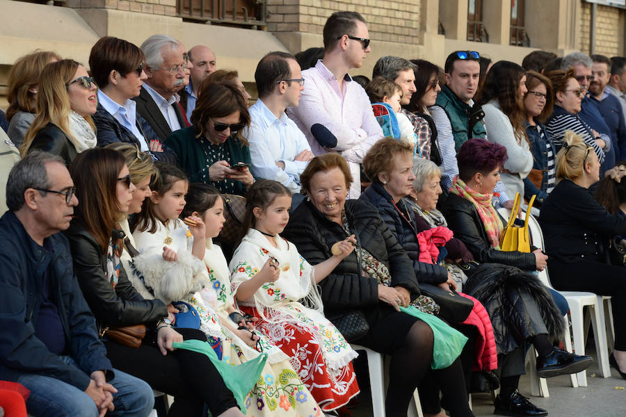 Un total de 300 personas y 17 grupos participaron en la tarde de este domingo en el cortejo de los pequeños huertanos, aperitivo del gran desfile del próximo martes